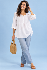 Blouse blanche en coton à col rond et patte de boutonnage plissée