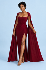 Robe longue rouge moulante à encolure carrée, fente latérale et manches cape