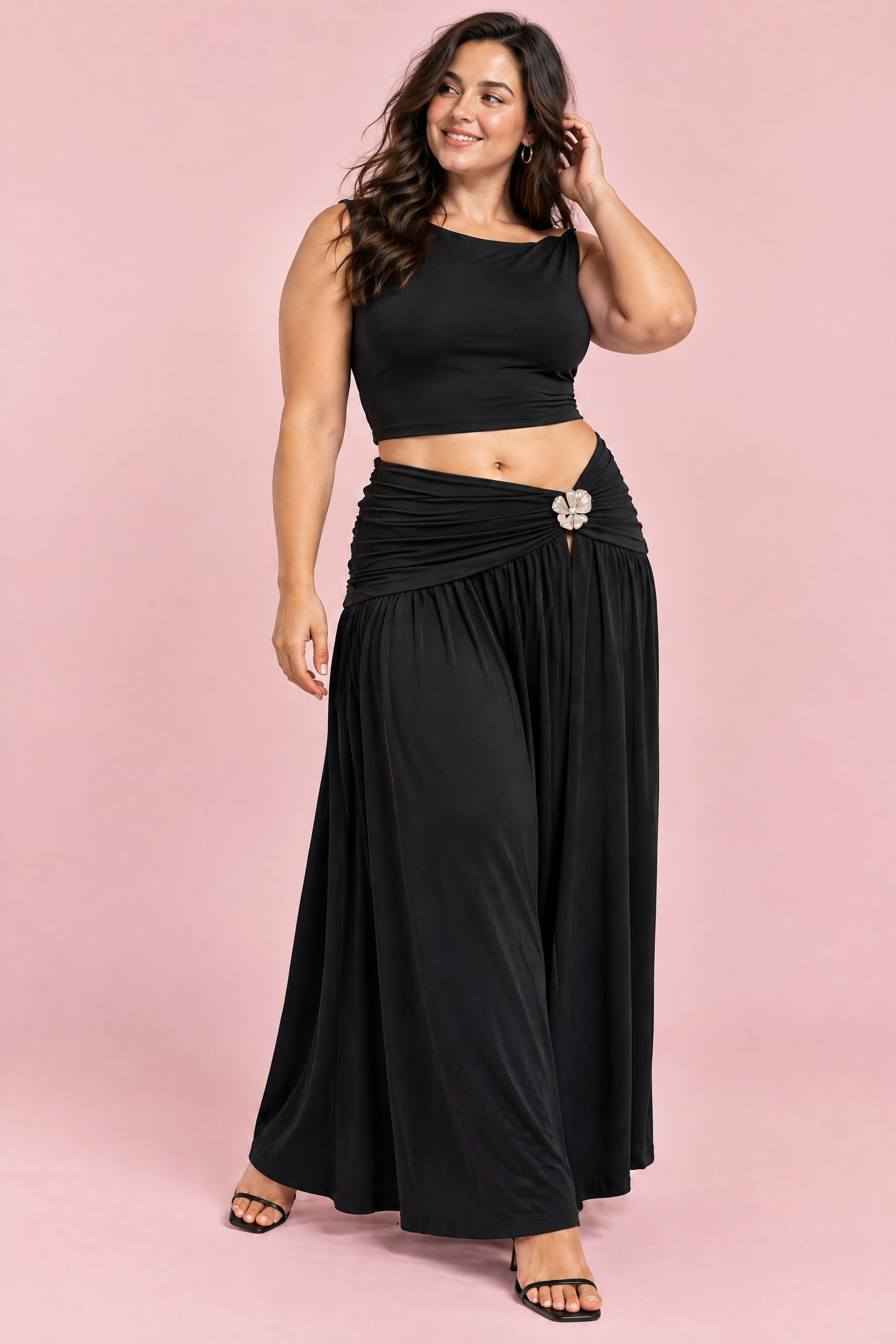 Ensemble noir deux pièces avec jupe froncée et découpe à la taille | Porté sur une silhouette plus ronde | Lounelle Paris