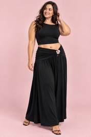 Ensemble noir deux pièces avec jupe froncée et découpe à la taille | Porté sur une silhouette plus ronde | Lounelle Paris