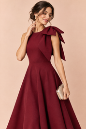 Robe midi bordeaux à encolure asymétrique et manche à nœud | Vue rapprochée | Lounelle Paris