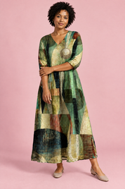 Robe verte fluide à col en V | Porté sur une autre silhouette | Lounelle Paris