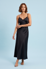 Robe nuisette longue noire à col V, fines bretelles et détails en dentelle