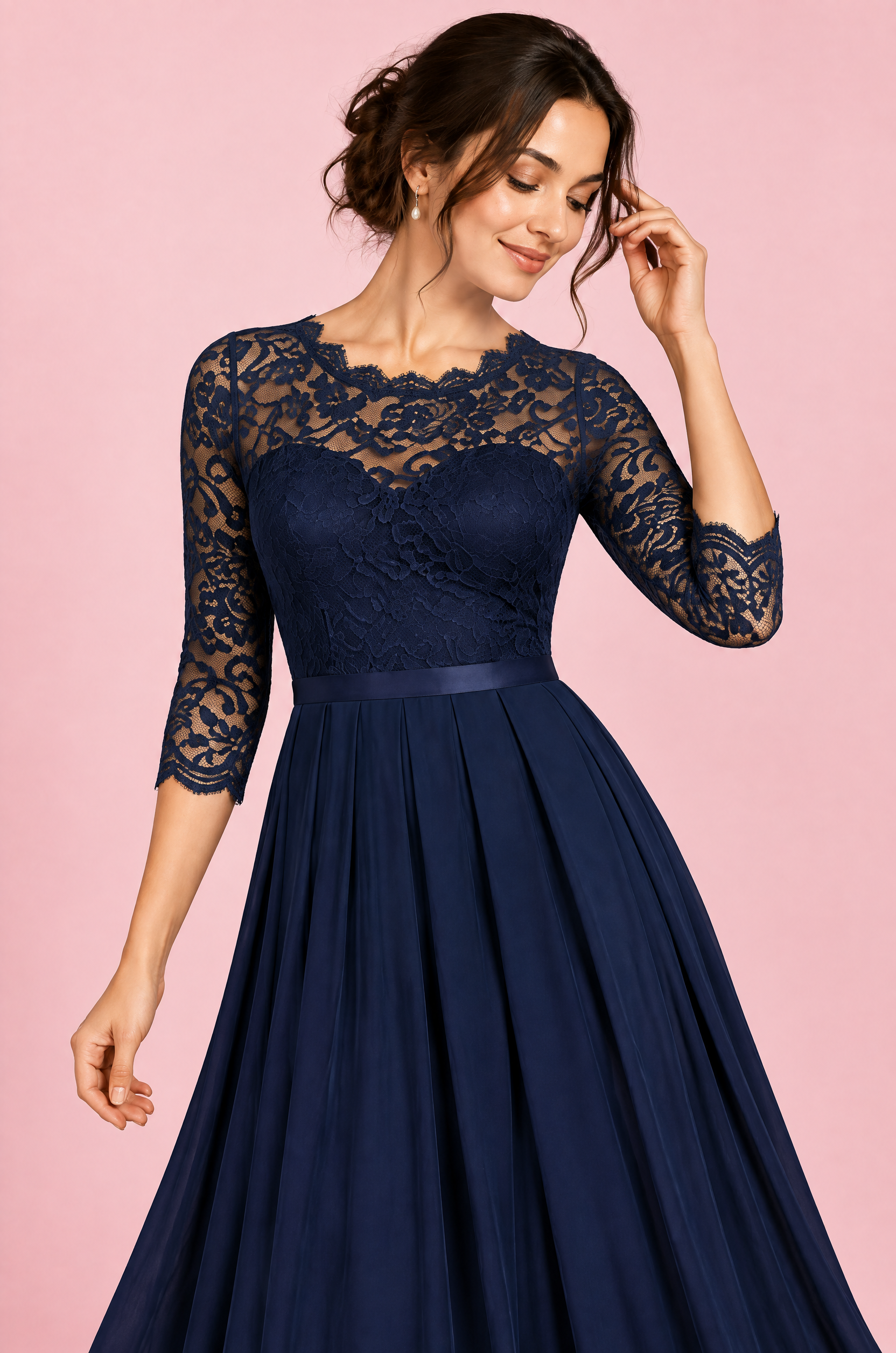 Robe longue bleu marine à empiècement en dentelle | Vue rapprochée | Lounelle Paris
