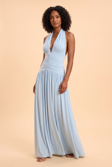 Robe longue bleu ciel à décolleté plongeant et détails froncés