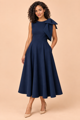 Robe midi bleu marine à encolure asymétrique et manche à nœud