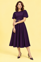 Robe midi violette à col montant et manches bouffantes
