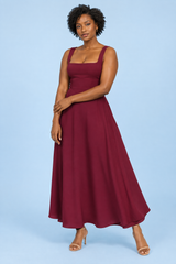 Robe midi bordeaux à fines bretelles et ourlet ample