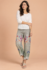 Pantalon gris à imprimé floral et ourlet fendu