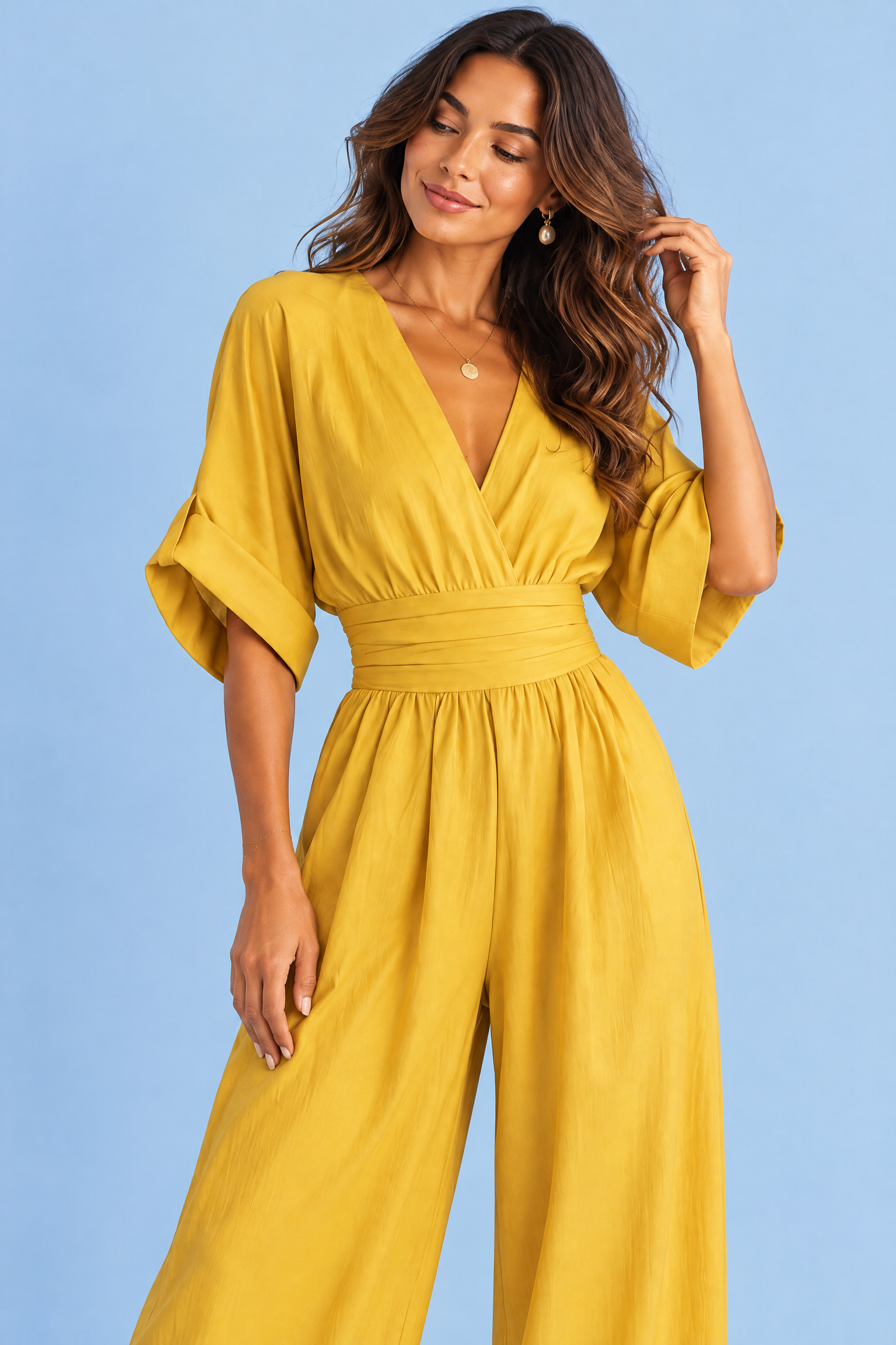 Combinaison pantalon jaune à col V et jambes larges | Vue rapprochée | Lounelle Paris