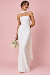 Robe longue moulante blanche en dentelle, bustier avec détail foulard