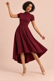 Robe midi asymétrique à col montant rouge foncé | Vue en mouvement | Lounelle Paris