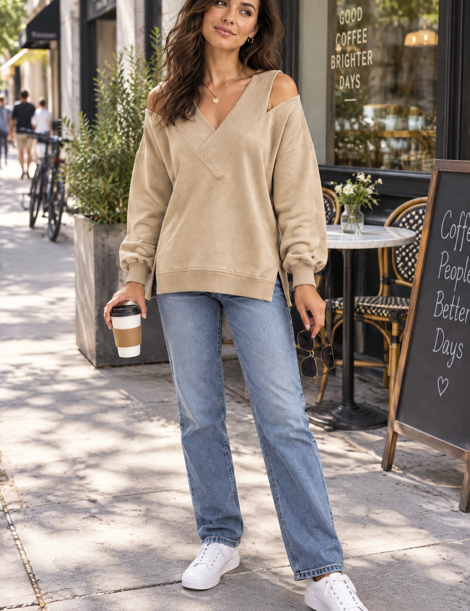 Top kaki à épaules dénudées et col V | Photo lifestyle | Lounelle Paris