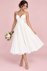 Robe midi blanche à fines bretelles et jupe ample