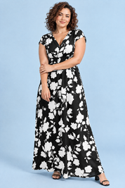 Robe longue noire à fleurs et taille smockée | Porté sur une silhouette plus ronde | Lounelle Paris