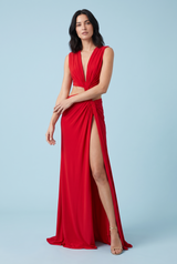 Robe longue rouge à encolure asymétrique, découpes à la taille et détails dorés