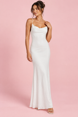 Robe longue blanche à col bénitier, dos nu et empiècement en dentelle