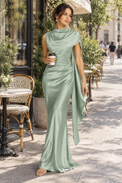 Robe longue en satin vert sauge à col bénitier | Photo lifestyle | Lounelle Paris