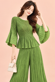 Ensemble plissé vert avec pantalon large | Vue rapprochée | Lounelle Paris
