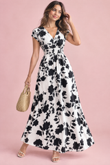 Robe longue blanche à fleurs et taille smockée