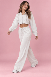 Ensemble écru avec sweat zippé court | Vue en mouvement | Lounelle Paris
