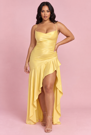 Robe longue jaune satinée asymétrique à une épaule et dos ouvert | Porté sur une autre silhouette | Lounelle Paris
