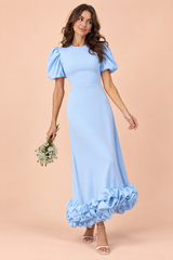 Robe longue bleu clair à manches bouffantes et volant