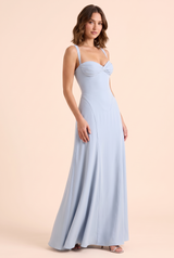 Robe longue bleu clair à fronces et décolleté cœur