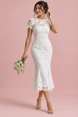 Robe midi blanche en dentelle à manches courtes