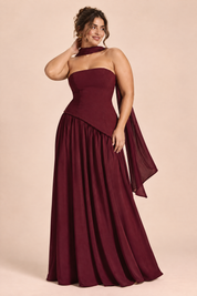 Robe longue bordeaux à encolure asymétrique | Porté sur une silhouette plus ronde | Lounelle Paris