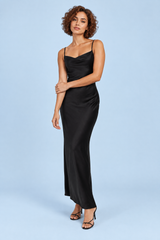 Robe longue satinée noire à col bénitier et fines bretelles