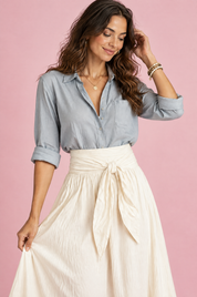 Ensemble chemise et jupe longue blanc cassé à taille nouée | Vue rapprochée | Lounelle Paris