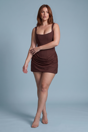 Robe courte marron à fronces et décolleté carré | Porté sur une autre silhouette | Lounelle Paris