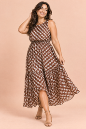 Robe longue marron café à pois avec col montant et détails drapés | Porté sur une silhouette plus ronde | Lounelle Paris
