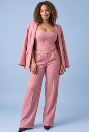 Ensemble tailleur trois pièces rose à corset | Porté sur une silhouette plus ronde | Lounelle Paris