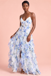 Robe longue bleue asymétrique à manches cape et imprimé lys | Vue rapprochée | Lounelle Paris