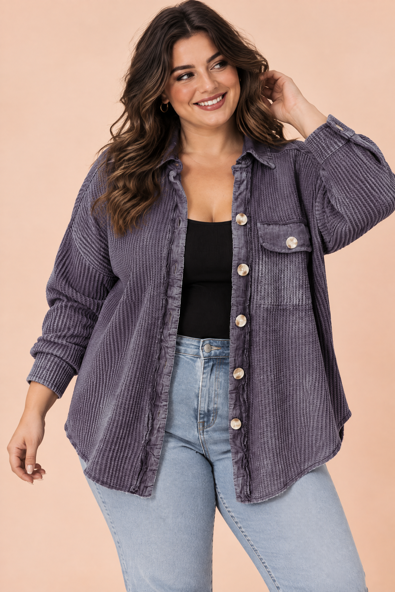 Surchemise violette à bords effilochés | Porté sur une silhouette plus ronde | Lounelle Paris