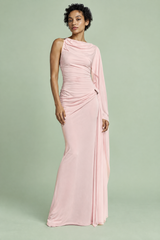 Robe longue rose à col montant, détails drapés et manches cape