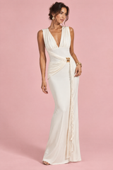 Robe longue blanche à décolleté plongeant, détails froncés et détail doré