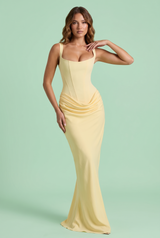 Robe longue jaune froncée à encolure carrée