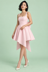 Robe courte patineuse rose sans manches à encolure carrée