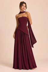 Robe longue bordeaux à encolure asymétrique