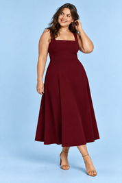 Robe midi bordeaux à fines bretelles et jupe ample | Porté sur une silhouette plus ronde | Lounelle Paris