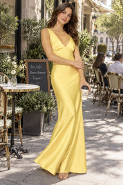 Robe longue jaune vif dos nu à décolleté en V | Photo lifestyle | Lounelle Paris