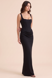 Robe longue noire froncée à encolure carrée | Vue rapprochée | Lounelle Paris