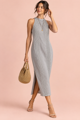 Robe midi grise plissée sans manches à fente