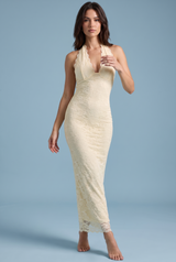 Robe longue en dentelle jaune à encolure asymétrique et détail au col