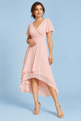 Robe rose à manches volantées et ourlet asymétrique