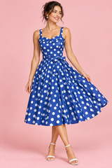 Robe courte bleue à pois, coupe trapèze et encolure cœur