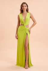 Robe longue verte à encolure asymétrique, découpes à la taille et détails dorés